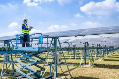 Elektrik mühendisleri güneş enerjisinden sürekli enerji üretimi sağlamak için birçok güneş panelinin çalışma koşullarını inceliyorlar..