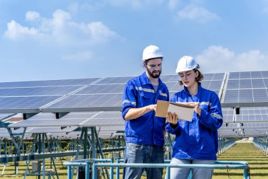 Elektrik mühendisleri güneş enerjisinden sürekli enerji üretimi sağlamak için birçok güneş panelinin çalışma koşullarını inceliyorlar..
