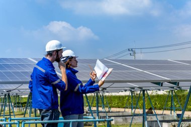 Elektrik mühendisleri güneş enerjisinden sürekli enerji üretimi sağlamak için birçok güneş panelinin çalışma koşullarını inceliyorlar..