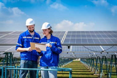 Elektrik mühendisleri güneş enerjisinden sürekli enerji üretimi sağlamak için birçok güneş panelinin çalışma koşullarını inceliyorlar..