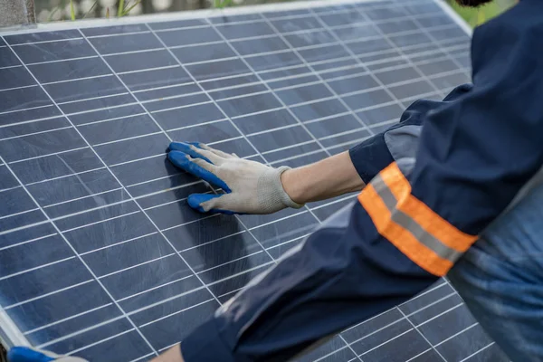 Güneş enerjisi tarlasında büyük yapı kontrolüne sahip elektrik mühendisi profesyonel hayatı boyunca maksimum verimlilikle elektrik üretmek için hasarlı parçaların kullanımını sürdürüyor.
