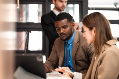Çeşitli iş arkadaşları, takım yöneticileri ve grup toplantıları olan olgun, Kafkasyalı bir iş adamı. Çok kültürlü, profesyonel iş adamları araştırma planı yönetim kurulu üzerinde birlikte çalışıyorlar..