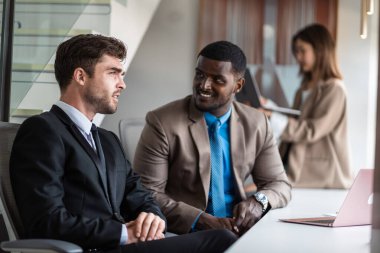 Çeşitli iş arkadaşları, takım yöneticileri ve grup toplantıları olan olgun, Kafkasyalı bir iş adamı. Çok kültürlü, profesyonel iş adamları araştırma planı yönetim kurulu üzerinde birlikte çalışıyorlar..