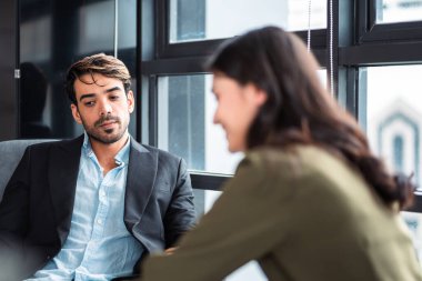 Çeşitli iş arkadaşları, takım yöneticileri ve grup toplantıları olan olgun, Kafkasyalı bir iş adamı. Çok kültürlü, profesyonel iş adamları araştırma planı yönetim kurulu üzerinde birlikte çalışıyorlar..