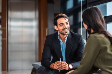 Çeşitli iş arkadaşları, takım yöneticileri ve grup toplantıları olan olgun, Kafkasyalı bir iş adamı. Çok kültürlü, profesyonel iş adamları araştırma planı yönetim kurulu üzerinde birlikte çalışıyorlar..