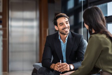 Çeşitli iş arkadaşları, takım yöneticileri ve grup toplantıları olan olgun, Kafkasyalı bir iş adamı. Çok kültürlü, profesyonel iş adamları araştırma planı yönetim kurulu üzerinde birlikte çalışıyorlar..