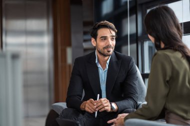 Çeşitli iş arkadaşları, takım yöneticileri ve grup toplantıları olan olgun, Kafkasyalı bir iş adamı. Çok kültürlü, profesyonel iş adamları araştırma planı yönetim kurulu üzerinde birlikte çalışıyorlar..