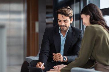 Çeşitli iş arkadaşları, takım yöneticileri ve grup toplantıları olan olgun, Kafkasyalı bir iş adamı. Çok kültürlü, profesyonel iş adamları araştırma planı yönetim kurulu üzerinde birlikte çalışıyorlar..