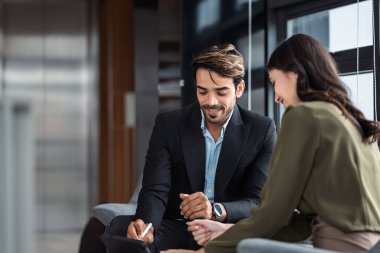 Çeşitli iş arkadaşları, takım yöneticileri ve grup toplantıları olan olgun, Kafkasyalı bir iş adamı. Çok kültürlü, profesyonel iş adamları araştırma planı yönetim kurulu üzerinde birlikte çalışıyorlar..