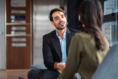 Çeşitli iş arkadaşları, takım yöneticileri ve grup toplantıları olan olgun, Kafkasyalı bir iş adamı. Çok kültürlü, profesyonel iş adamları araştırma planı yönetim kurulu üzerinde birlikte çalışıyorlar..