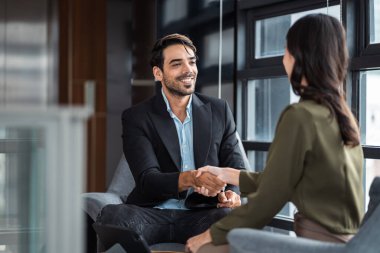 Çeşitli iş arkadaşları, takım yöneticileri ve grup toplantıları olan olgun, Kafkasyalı bir iş adamı. Çok kültürlü, profesyonel iş adamları araştırma planı yönetim kurulu üzerinde birlikte çalışıyorlar..