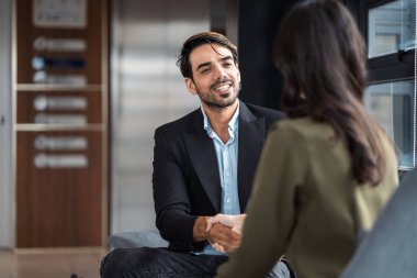 Çeşitli iş arkadaşları, takım yöneticileri ve grup toplantıları olan olgun, Kafkasyalı bir iş adamı. Çok kültürlü, profesyonel iş adamları araştırma planı yönetim kurulu üzerinde birlikte çalışıyorlar..