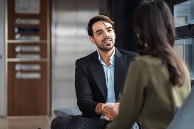 Çeşitli iş arkadaşları, takım yöneticileri ve grup toplantıları olan olgun, Kafkasyalı bir iş adamı. Çok kültürlü, profesyonel iş adamları araştırma planı yönetim kurulu üzerinde birlikte çalışıyorlar..