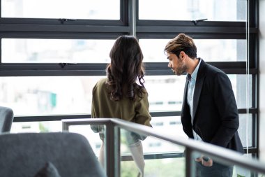 Çeşitli iş arkadaşları, takım yöneticileri ve grup toplantıları olan olgun, Kafkasyalı bir iş adamı. Çok kültürlü, profesyonel iş adamları araştırma planı yönetim kurulu üzerinde birlikte çalışıyorlar..