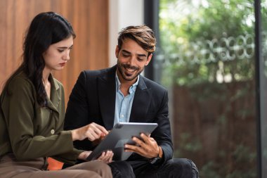 Çeşitli iş arkadaşları, takım yöneticileri ve grup toplantıları olan olgun, Kafkasyalı bir iş adamı. Çok kültürlü, profesyonel iş adamları araştırma planı yönetim kurulu üzerinde birlikte çalışıyorlar..