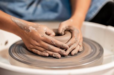 Toprak kaplama. Çamur yontma sanatı. Seramik el ile şekillendiriliyor. Profesyonel olarak bir tabak ya da vazo yaratmak için doğru duruş ile