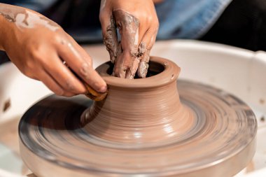 Toprak kaplama. Çamur yontma sanatı. Seramik el ile şekillendiriliyor. Profesyonel olarak bir tabak ya da vazo yaratmak için doğru duruş ile