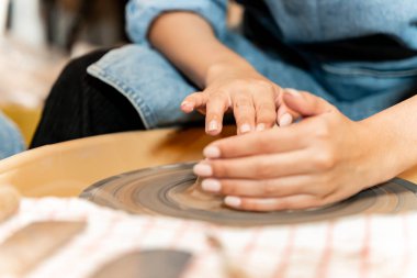 Toprak kaplama. Çamur yontma sanatı. Seramik el ile şekillendiriliyor. Profesyonel olarak bir tabak ya da vazo yaratmak için doğru duruş ile