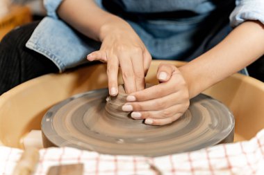 Toprak kaplama. Çamur yontma sanatı. Seramik el ile şekillendiriliyor. Profesyonel olarak bir tabak ya da vazo yaratmak için doğru duruş ile