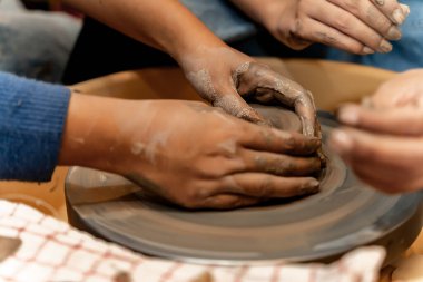 Toprak kaplama. Çamur yontma sanatı. Seramik el ile şekillendiriliyor. Profesyonel olarak bir tabak ya da vazo yaratmak için doğru duruş ile