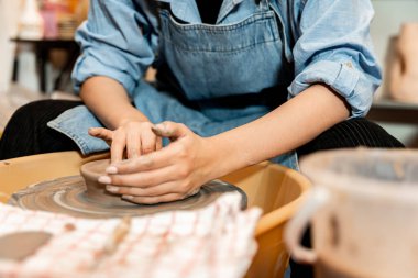Toprak kaplama. Çamur yontma sanatı. Seramik el ile şekillendiriliyor. Profesyonel olarak bir tabak ya da vazo yaratmak için doğru duruş ile
