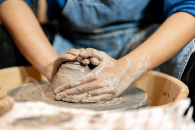 Toprak kaplama. Çamur yontma sanatı. Seramik el ile şekillendiriliyor. Profesyonel olarak bir tabak ya da vazo yaratmak için doğru duruş ile