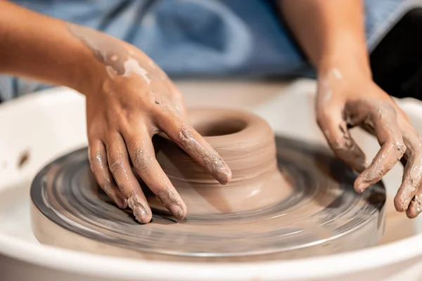陶器用陶瓷手工在纺纱机上雕琢粘土的艺术 以正确的姿势专业地制作盘子或花瓶 — 图库照片