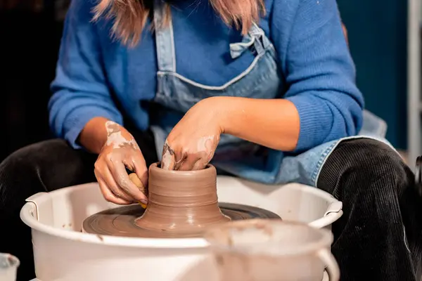 Faïence Art Sculpter Argile Avec Céramique Moulée Main Sur Une — Photo