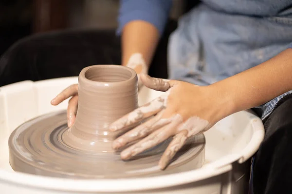 Faiança Arte Esculpir Argila Com Cerâmica Sendo Moldada Mão Uma — Fotografia de Stock