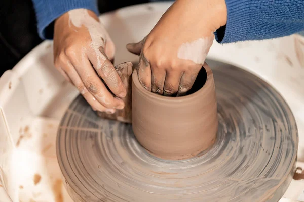 スピニングマシンに手で成形される陶磁器を用いた彫刻粘土の技術 専門的にプレートや花瓶を作成する適切な姿勢で — ストック写真