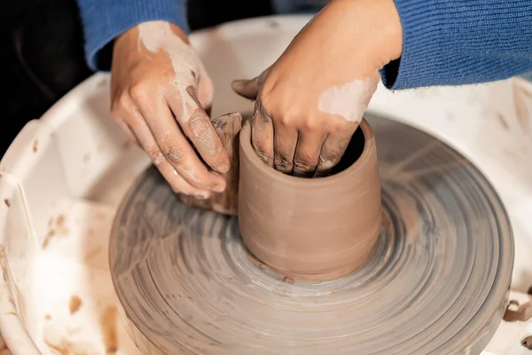 Faiança Arte Esculpir Argila Com Cerâmica Sendo Moldada Mão Uma — Fotografia de Stock