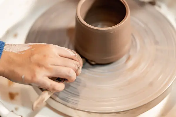 陶器用陶瓷手工在纺纱机上雕琢粘土的艺术 以正确的姿势专业地制作盘子或花瓶 — 图库照片