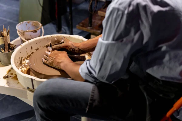 Πήλινα Σκεύη Τέχνη Της Γλυπτικής Του Πηλού Κεραμική Μορφοποιείται Χέρι — Φωτογραφία Αρχείου