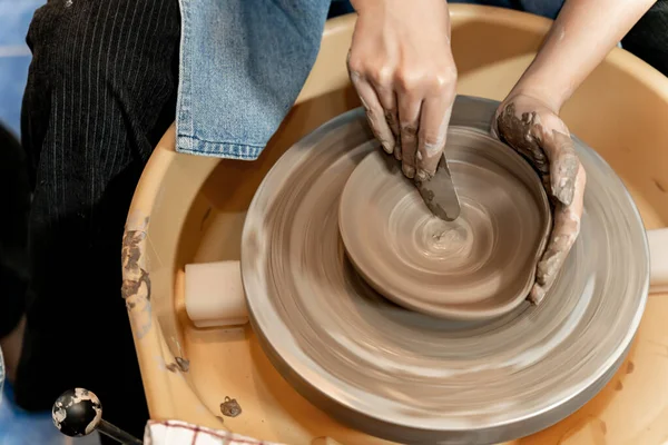 Terracotta Arte Scolpire Argilla Con Ceramica Modellata Mano Una Filatrice — Foto Stock