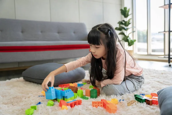 亚洲女孩的照片在家里玩方块拼图游戏玩得开心快乐 — 图库照片