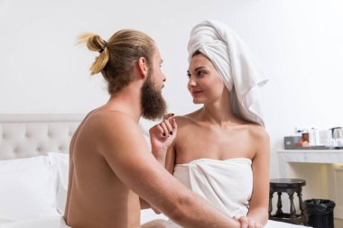 Çiftler evde eğleniyor ve yatak odasında ya da banyoda sevişiyorlar. İkisi için de mutlu bir gündü..