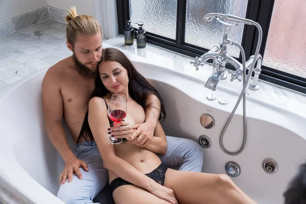 Çiftler Evde Eğleniyor Yatak Odasında Banyoda Sevişiyorlar Kisi Için Mutlu — Stok fotoğraf