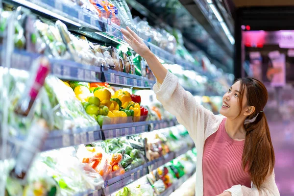 Une Asiatique Enceinte Quatre Mois Choisir Méticuleusement Nourriture Supermarché — Photo