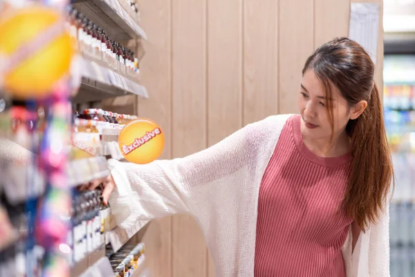 Dört Aylık Hamile Bir Asyalı Kadın Süpermarkette Yemeği Titizlikle Seçmek — Stok fotoğraf