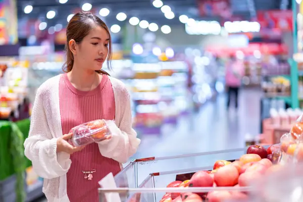 Dört Aylık Hamile Bir Asyalı Kadın Süpermarkette Yemeği Titizlikle Seçmek — Stok fotoğraf