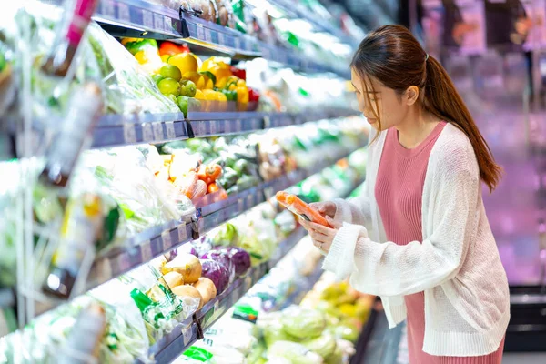 Uma Mulher Asiática Grávida Quatro Meses Escolhendo Meticulosamente Alimentos Supermercado — Fotografia de Stock