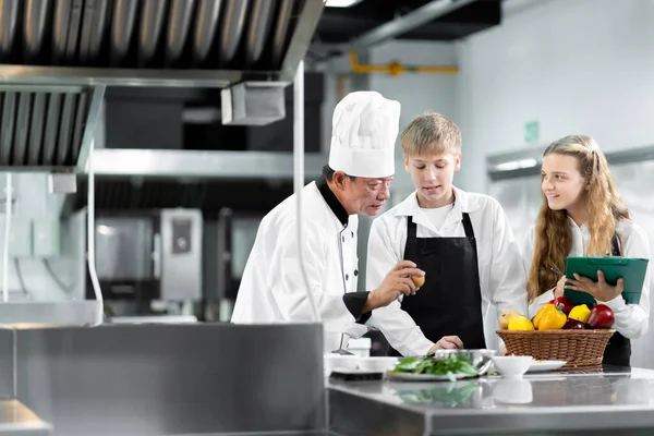 Uczniowie Uczą Się Gotować Instytucie Kulinarnym Standardową Kuchnią Pełnym Wyposażeniem — Zdjęcie stockowe