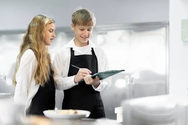 Öğrenciler Standart Mutfak Tam Donanımlı Bir Aşçılık Enstitüsünde Yemek Yapmayı — Stok fotoğraf
