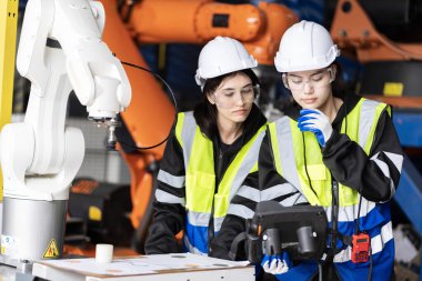 Bir grup kadın mühendis bilgisayar kontrollü çelik kaynaklama robotlarını incelemek için buluşuyor. Provalar ve kullanım için kurulum planı.