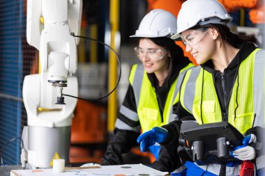 Bir grup kadın mühendis bilgisayar kontrollü çelik kaynaklama robotlarını incelemek için buluşuyor. Provalar ve kullanım için kurulum planı.