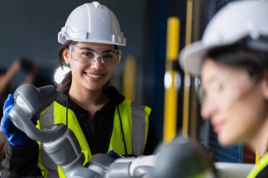 Bir grup kadın mühendis bilgisayar kontrollü çelik kaynaklama robotlarını incelemek için buluşuyor. Provalar ve kullanım için kurulum planı.