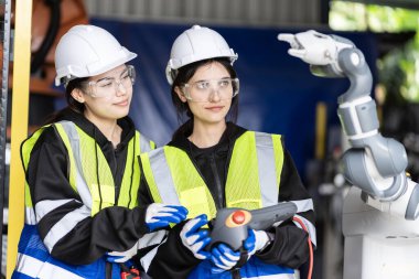 Bir grup kadın mühendis bilgisayar kontrollü çelik kaynaklama robotlarını incelemek için buluşuyor. Provalar ve kullanım için kurulum planı.