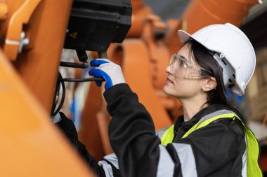 Bir grup kadın mühendis bilgisayar kontrollü çelik kaynaklama robotlarını incelemek için buluşuyor. Provalar ve kullanım için kurulum planı.