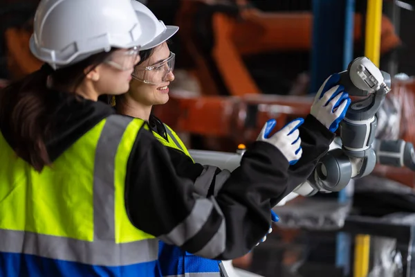 Team Female Engineers Meeting Inspect Computer Controlled Steel Welding Robots — Stock Photo, Image