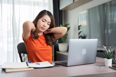 Bir iş adamı, Asyalı bir bayan şirket çalışanı. Uzun zamandır ofiste oturuyor. Boyun ve sırt ağrısı, sırt ağrısı boyun ağrısı veya ofis sendromu.